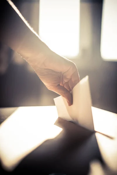 사람이 투표하는 투표소에서 투표하는 선거중에 — 스톡 사진