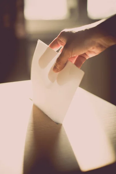 Imagem Conceitual Uma Pessoa Votando Lançando Uma Cédula Posto Votação — Fotografia de Stock