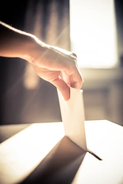 选举期间在投票站投票的选民的概念形象 — 图库照片