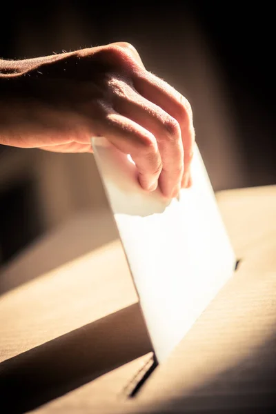 Koncepcyjny Wizerunek Osoby Głosującej Oddającej Głos Lokalu Wyborczym Podczas Wyborów — Zdjęcie stockowe