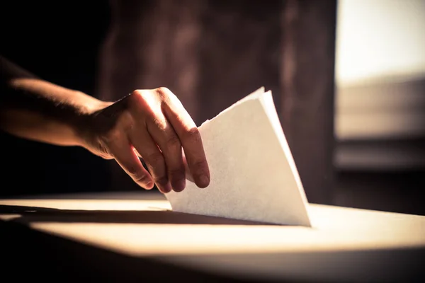 Koncepcyjny Wizerunek Osoby Głosującej Oddającej Głos Lokalu Wyborczym Podczas Wyborów — Zdjęcie stockowe