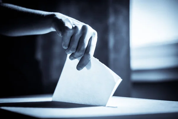 Imagem Conceitual Uma Pessoa Votando Lançando Uma Cédula Posto Votação — Fotografia de Stock