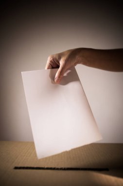 Seçimler sırasında oy veren, oy kullanan, oy kullanan bir kişinin kavramsal görüntüsü.