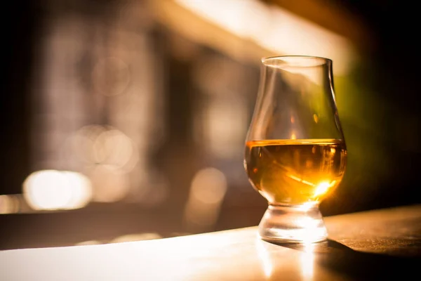 Färg Närbild Sköt Glencairn Whisky Glas Ett Träbord Med Grunt — Stockfoto