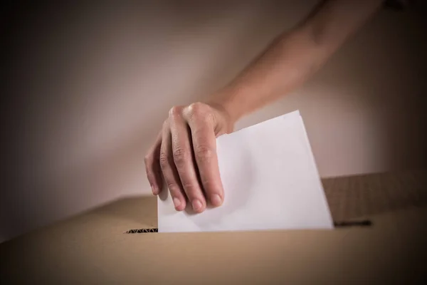 Imagem Conceitual Uma Pessoa Votando Lançando Uma Cédula Posto Votação — Fotografia de Stock