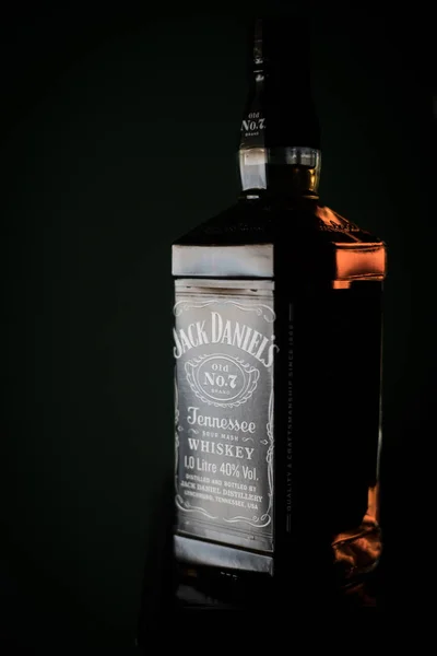 罗马尼亚布加勒斯特 2020年2月16日 图例编辑在罗马尼亚布加勒斯特拍摄了一瓶杰克 丹尼尔威士忌 — 图库照片