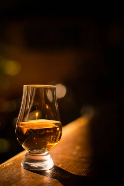 Colore Primo Piano Girato Bicchiere Whisky Glencairn Tavolo Legno Con — Foto Stock