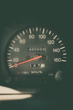 Eski bir arabanın hız göstergesinin ve kilometre sayacının 400,000km 'lik yakın çekim görüntüsü. 