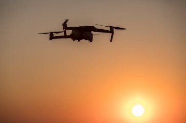 Gün doğumunda uçan bir dronun renkli görüntüsü.