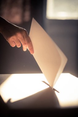 Seçimler sırasında oy veren, oy kullanan, oy kullanan bir kişinin kavramsal görüntüsü.