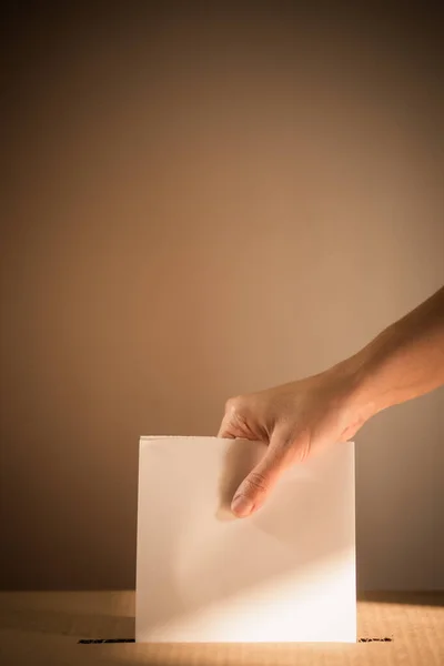 Imagem Conceitual Uma Pessoa Votando Lançando Uma Cédula Posto Votação — Fotografia de Stock