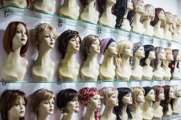 Des Rangées Perruques Cheveux Exposées Sur Des Mannequins Dans Magasin Image En Vente