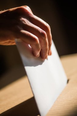 Seçimler sırasında oy veren, oy kullanan, oy kullanan bir kişinin kavramsal görüntüsü.