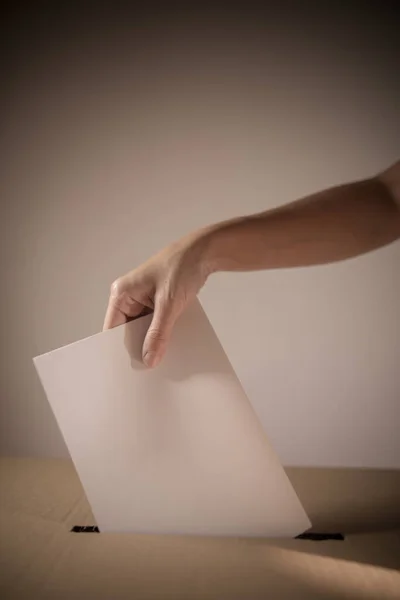 Imagem Conceitual Uma Pessoa Votando Lançando Uma Cédula Posto Votação — Fotografia de Stock