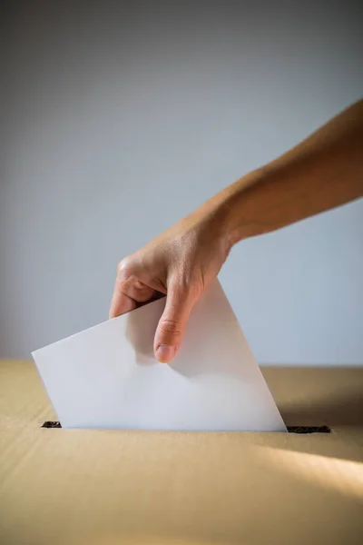 Imagem Conceitual Uma Pessoa Votando Lançando Uma Cédula Posto Votação — Fotografia de Stock