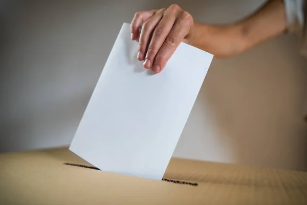 Imagen Conceptual Una Persona Votando Emitiendo Una Boleta Centro Votación Fotos de stock libres de derechos