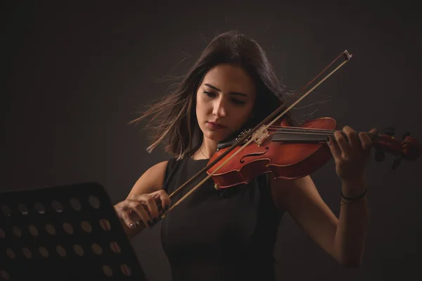 예쁜 젊은 여자 검은 배경 위에 바이올린 연주 — 스톡 사진