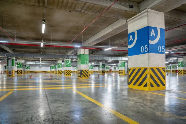 Підземний паркінг Гараж з багатьма вільними місцями — стокове фото