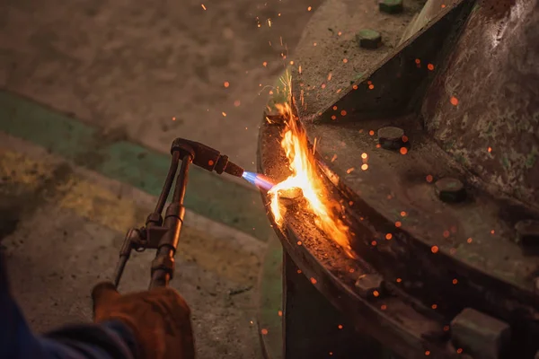 Metal kesme asetilen ve oksijen gaz meşale ile. Yüksek ISO ve alan sığ derinliği nedeniyle yumuşak odak. — Stok fotoğraf