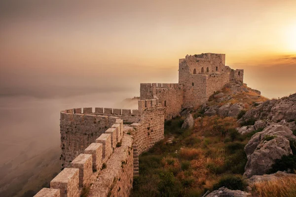 Castle orm i Adana, Turkey. Gamla slottsruiner. — Stockfoto