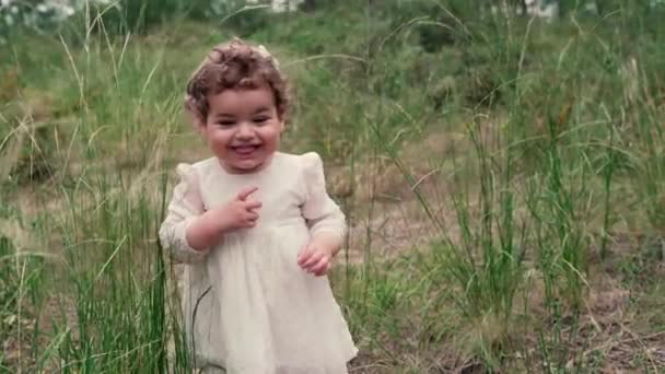 Een Vrolijk Meisje Draait Rond Het Park Blond Kind Loopt — Stockvideo