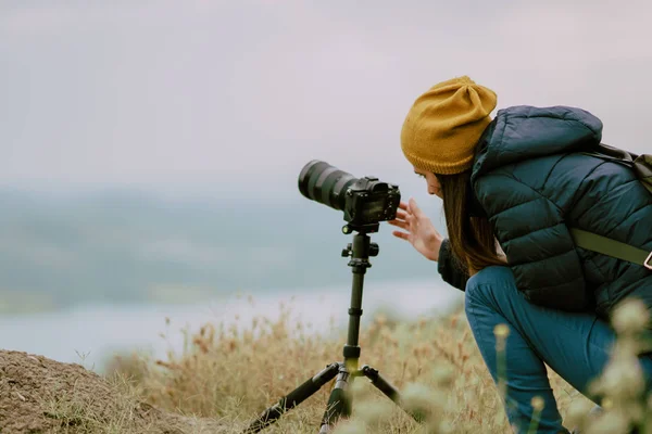 Jeune femme prise de vue avec caméra le matin.Trépied et caméra sans miroir — Photo