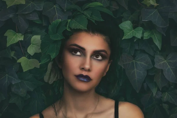 Mujer morena con estilo con abrazo de hoja. retrato de niña con hierba natural. hermosa mujer relajante . — Foto de Stock