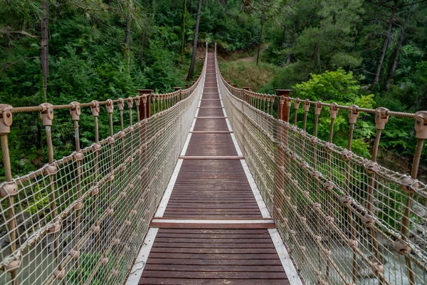 Ponte de suspensão na Turquia com passarela de madeira, Adana, Karaisali — Fotografia de Stock