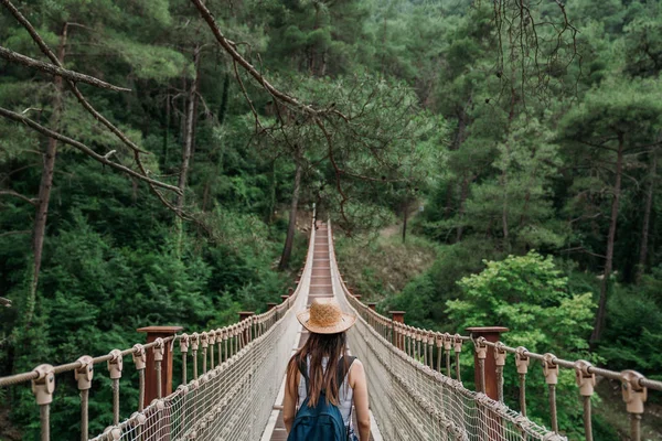 Joyeux voyage femme en vacances concept. Voyageur drôle profiter de son voyage et prêt à l'aventure — Photo