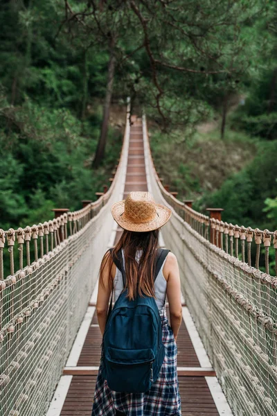 Joyeux voyage femme en vacances concept. Voyageur drôle profiter de son voyage et prêt à l'aventure — Photo