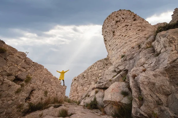 O antigo castelo de cobra, Adana, Turquia, situado no topo de uma montanha e oferece uma bela vista da paisagem . — Fotografia de Stock