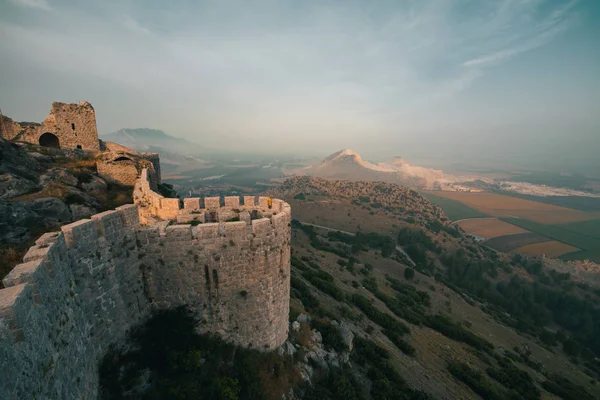 O antigo castelo de cobra, Adana, Turquia, situado no topo de uma montanha e oferece uma bela vista da paisagem . — Fotografia de Stock