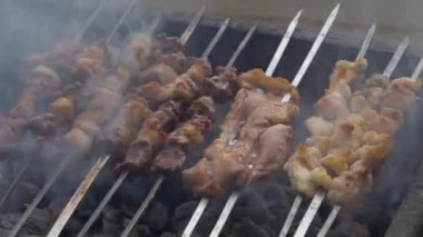Izgara et şiş üzerinde. . Piknik yemek yemek. Yiyecek hazırlama ızgara kontrol.