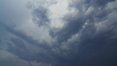 Fırtına bulutları, zaman atlamalı, karanlık fırtına bulutları hızlı viewer hareket ediyor. Timelapse tam Hd. 1080