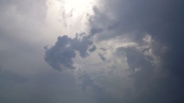 Fırtına bulutları, zaman atlamalı, karanlık fırtına bulutları hızlı viewer hareket ediyor. Timelapse tam Hd. 1080.