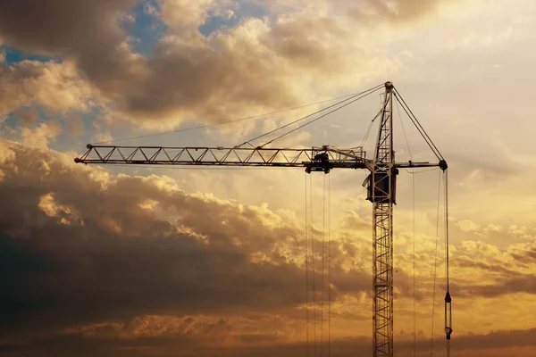 Grúa torre en una obra de construcción al amanecer — Foto de Stock