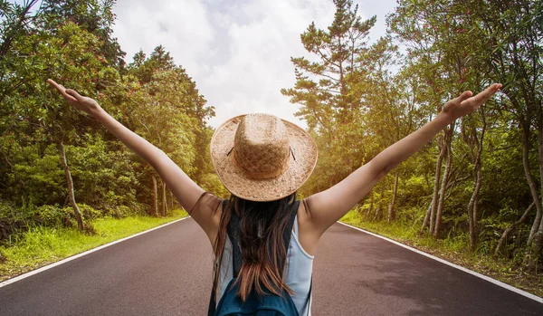 Mulher de viagem feliz no conceito de férias. Viajante engraçado desfrutar de sua viagem e pronto para a aventura . — Fotografia de Stock