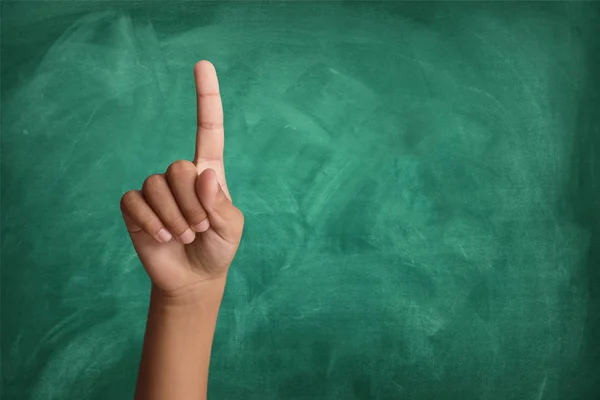 Schüler hebt im Hörsaal die Hand zur Antwort — Stockfoto