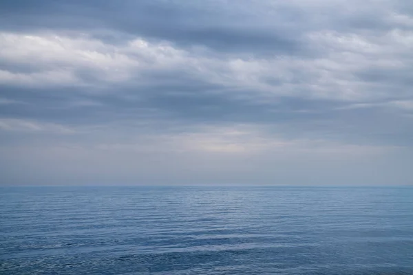 Güzel deniz ve bulutlar gökyüzü. Gri bulutlar ile deniz manzarası — Stok fotoğraf