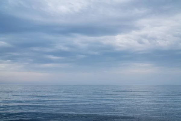 Belle mer et ciel nuageux.Paysage marin avec nuages gris — Photo