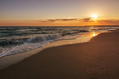 Tropikal plaj ve Akdeniz deniz günbatımı arka plan üzerinde.