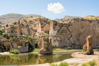 Hasankeyf antik kenti ve Güneydoğu Türkiye'de Batman ilinin Dicle Nehri boyunca yer alan bölge olduğunu.