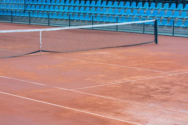 Empty clay tennis court and net in time-out — Stock Photo, Image