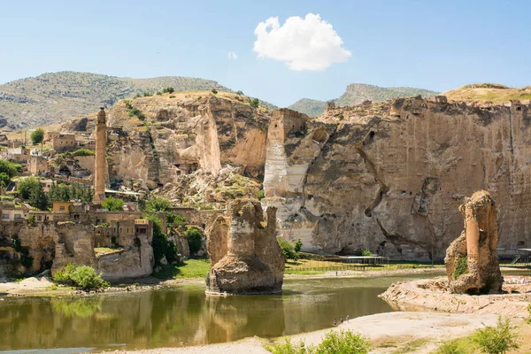 Hasankeyf antik kenti ve Güneydoğu Türkiye'de Batman ilinin Dicle Nehri boyunca yer alan bölge olduğunu. — Stok fotoğraf