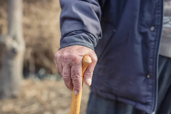 Mano de un anciano sosteniendo un bastón — Foto de Stock