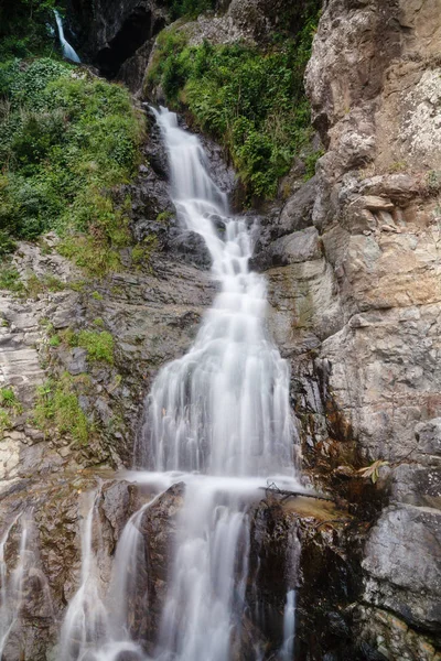 Pequena cachoeira com plantas e rochas em Rize, Turquia — Fotografia de Stock