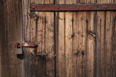 terk edilmiş eski paslı asma kilit ile kapı kilitli.