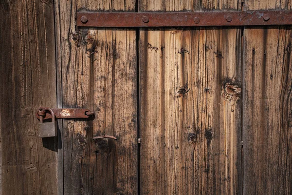 Old abandoned locked door with rusty padlock. — Stock Photo, Image