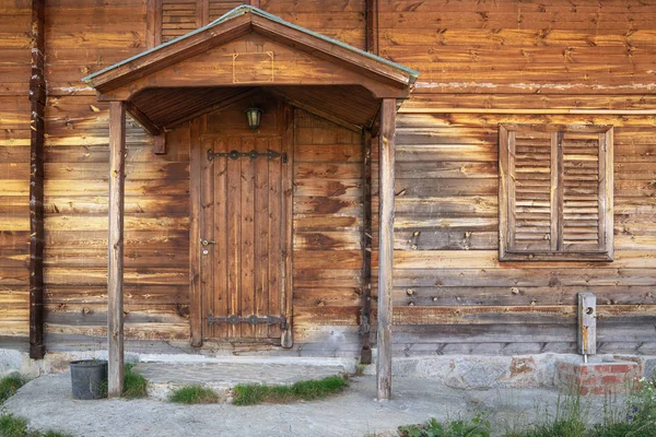 Houten gesloten deur en houten bungalow huis ingang. — Stockfoto
