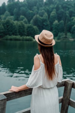 Yaz kız portre. Güneşli yaz veya bahar günü dışında Park lake tarafından mutlu gülümseyen genç kadın.